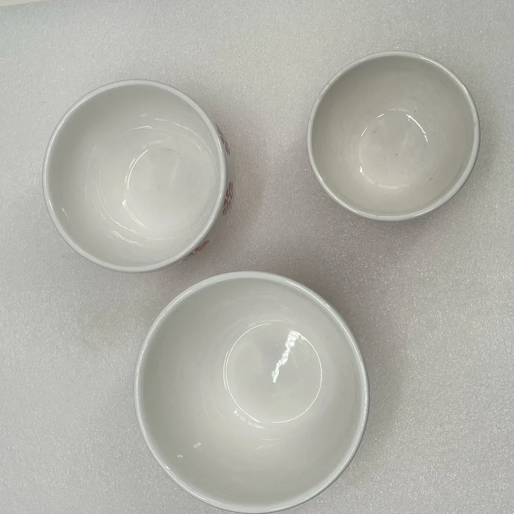 Crate & Barrel Scandia Set of 3 Nesting Bowls White Red Snowflakes Ceramic EUC
